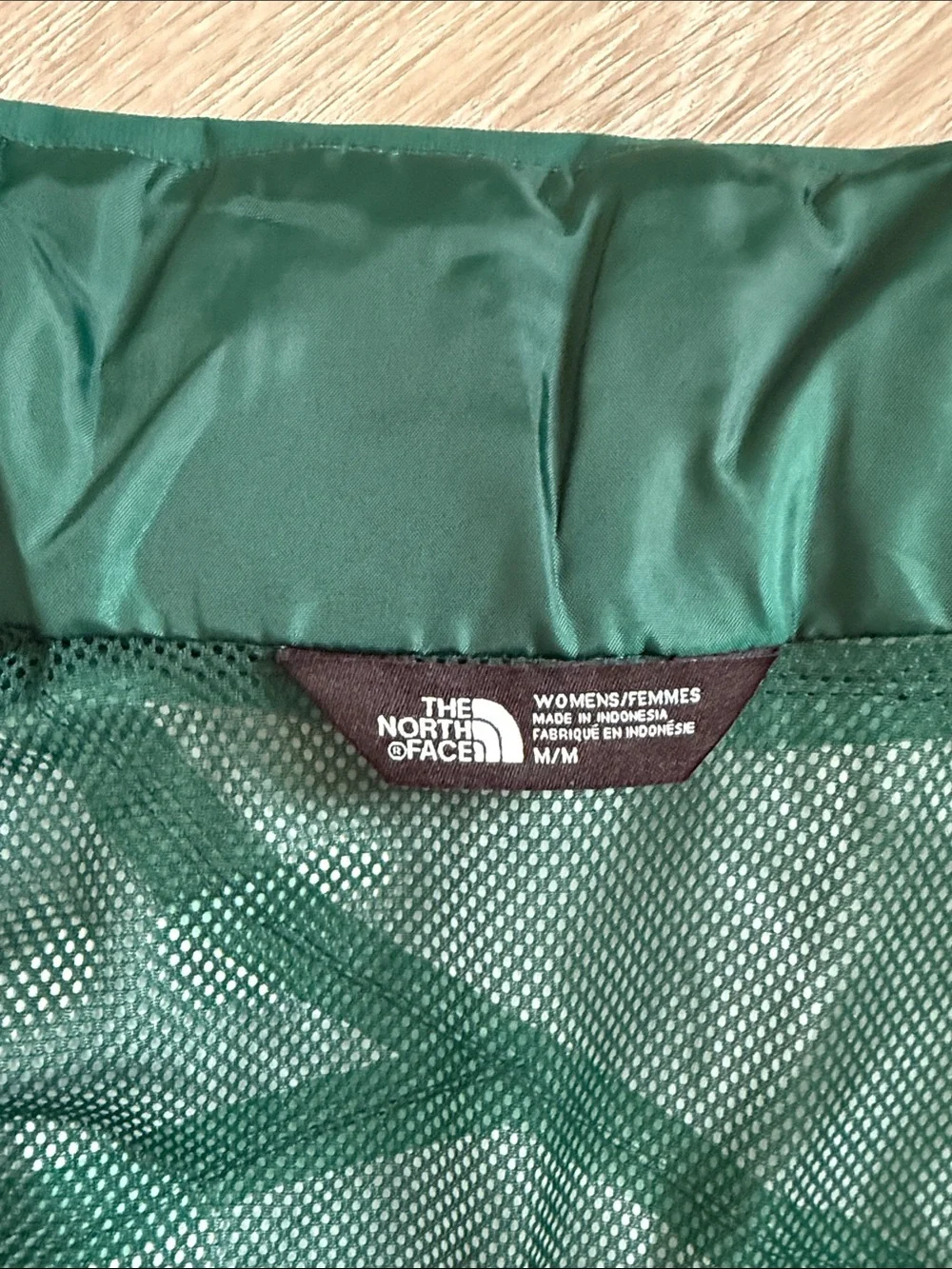 The North Face Women’s Green Lightweight Raincoat w/ Hood. - Picture 4 of 5